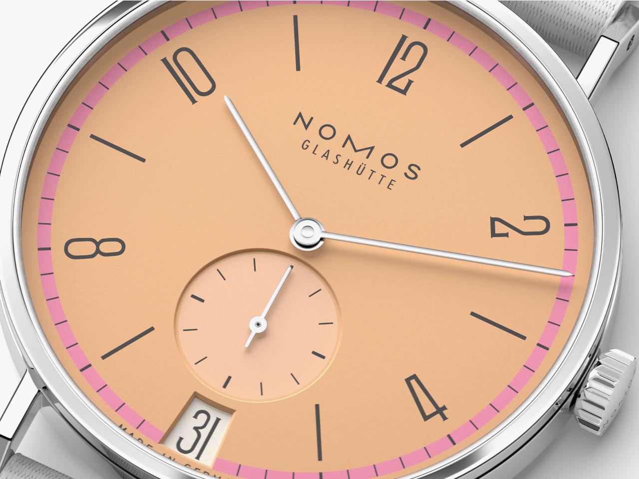Nomos Glashütte Tangente 38 Datum "175 Years Watchmaking - Pastell" Handaufzug Edelstahl korallfarbenes Zifferblatt graues Textilband Glasboden – Herrenuhren Uhr mit Datum aus Edelstahl. Das Gehäuse ist rund und silber. Das Textilarmband ist grau. Das Zifferblatt ist arabisch Index und orange. – Ansicht 4