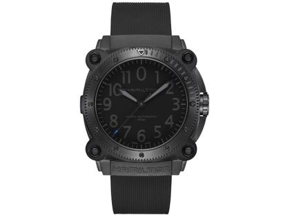 Hamilton BeLOWZERO Auto Limited Edition TENET Titan 46mm blaue Zeigerspitze schwarzes Kautschukband – Herrenuhren Uhr ohne Datum aus Titan. Das Gehäuse ist rund und schwarz. Das Kautschuk / Kunststoff / Silikon Armband ist schwarz. Das Zifferblatt ist arabisch und schwarz.