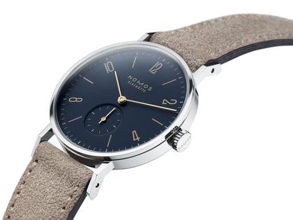 Nomos Glashütte Tangente 35 Nachtblau Handaufzug Edelstahl 35mm blaues Zifferblatt beiges Lederband Stahlboden – Damenuhren Uhr ohne Datum aus Edelstahl und Leder. Das Gehäuse ist rund und silber. Das Lederarmband ist beige. Das Zifferblatt ist arabisch Index und blau. – Ansicht 4
