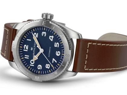 Hamilton Khaki Field Expedition Automatik Edelstahl 37mm dunkelblaues Zifferblatt braunes Lederband – Herrenuhren Uhr ohne Datum aus Edelstahl und Leder. Das Gehäuse ist rund und silber. Das Edelstahlarmband ist braun. Das Zifferblatt ist arabisch und blau. – Ansicht 2