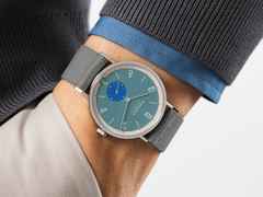 Nomos Glashütte Tangente 38 Datum "175 Years Watchmaking - Super Sardine" Handaufzug Edelstahl blaues Zifferblatt graues Textilband Glasboden – Herrenuhren Uhr mit Datum aus Edelstahl. Das Gehäuse ist rund und silber. Das Textilarmband ist grau. Das Zifferblatt ist arabisch Index und blau. – Ansicht 7