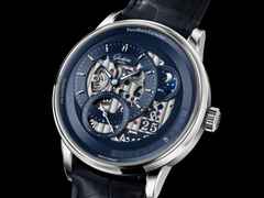 Glashütte Original PanoMaticCalendar Automatik Platin 42mm skelettiertes Zifferblatt blaues Lederband limitiert – Herrenuhren Uhr mit Kalender aus 750 Weißgold, 950 Platin und Leder. Das Gehäuse ist rund und silber. Das Lederarmband Kroko / Alligator ist blau. Das Zifferblatt ist ein Index in blau. – Ansicht 4