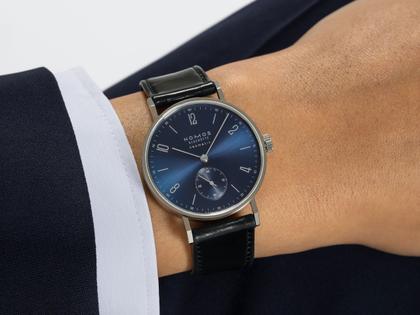 Nomos Glashütte Tangente 35 neomatik Blaugold Automatik Edelstahl 35mm blaues Zifferblatt schwarzes Lederband Glasboden – Damenuhren Uhr ohne Datum aus Edelstahl. Das Gehäuse ist rund und silber. Das Lederarmband ist schwarz. Das Zifferblatt ist arabisch Index und blau. – Ansicht 3