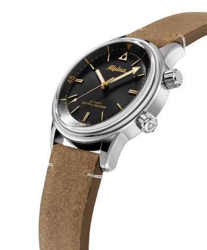 Alpina Diver 300 Heritage Edelstahl 42 schwarzes Zifferblatt braunes Lederband – Herrenuhren Uhr ohne Datum aus Edelstahl und Leder. Das Gehäuse ist rund und silber. Das Lederarmband ist braun. Das Zifferblatt ist arabisch und schwarz. – Ansicht 2