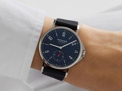 Nomos Glashütte Ahoi neomatik 38 Datum Atlantik Automatik Edelstahl dunkelblaues Zifferblatt dunkelblaues Textilband Stahlboden – Herrenuhren Uhr mit Datum aus Edelstahl. Das Gehäuse ist rund und silber. Das Textilarmband ist blau. Das Zifferblatt ist arabisch Index und blau. – Ansicht 9