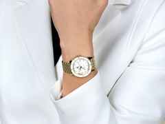 Rado Captain Cook Automatik Edelstahl gelbgold beschichtet 37 mm Marina Hoermanseder Edition – Damenuhren Uhr mit Datum aus Edelstahl, Leder und PVD beschichtet. Das Gehäuse ist rund und gelbgold. Das Edelstahlarmband ist gelbgold. Das Zifferblatt ist ein Index in weiß. – Ansicht 8
