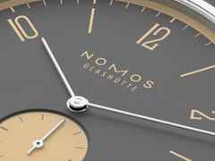 Nomos Glashütte Tangente 38 Datum "175 Years Watchmaking - Haifischgrau" Handaufzug Edelstahl graues Zifferblatt graues Textilband Glasboden – Herrenuhren Uhr mit Datum aus Edelstahl. Das Gehäuse ist rund und silber. Das Textilarmband ist grau. Das Zifferblatt ist arabisch Index und grau. – Ansicht 5