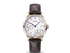 Union Glashütte 1893 Johannes Dürrstein Edition Gangreserve Handaufzug Rotgold 41mm weißes Zifferblatt braunes Lederband limitiert – Herrenuhren Uhr mit Datum aus 750 Rotgold. Das Gehäuse ist rund und roségold. Das Lederarmband ist braun. Das Zifferblatt ist arabisch und weiß.