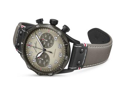 Junghans Meister Pilot Chronoscope Desert Automatik Edelstahl DLC-Braun 43mm sandfarbenes Zifferblatt braunes Lederband – Herrenuhren Chronograph aus DLC beschichtet, Edelstahl und Leder. Das Gehäuse ist rund und schwarz. Das Lederarmband ist braun. Das Zifferblatt ist arabisch Index und braun. – Ansicht 3