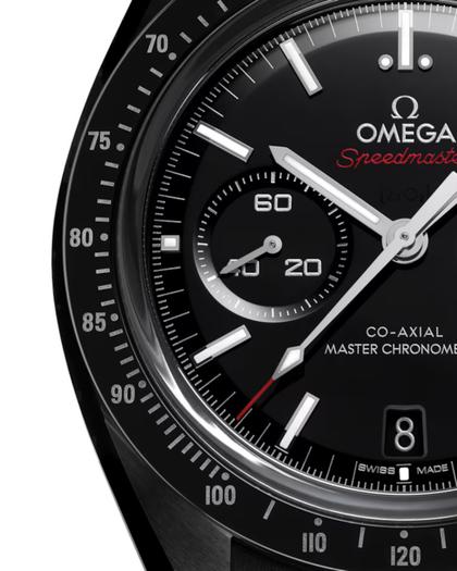 Omega Speedmaster Dark Side of the Moon Chronograph Automatik Keramik 44mm schwarzes Zifferblatt schwarzes Kautschukband – Herrenuhren Chronograph aus Keramik. Das Gehäuse ist rund und schwarz. Das Kautschuk / Kunststoff / Silikon Armband ist schwarz. Das Zifferblatt ist ein Index in schwarz. – Ansicht 4