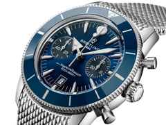 Breitling Superocean Heritage B01 Chronograph Automatik Edelstahl 42mm blaues Zifferblatt Metallband – Herrenuhren Chronograph aus 750 Rotgold, Edelstahl und Keramik. Das Gehäuse ist rund und silber. Das Edelstahlarmband ist silber. Das Zifferblatt ist ein Index in blau. – Ansicht 2