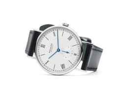 Nomos Glashütte Ludwig 35 Handaufzug Edelstahl weißes Zifferblatt Metallband Stahlboden – Herrenuhren Uhr ohne Datum aus Edelstahl und Leder. Das Gehäuse ist rund und silber. Das Edelstahlarmband ist silber. Das Zifferblatt ist römisch Index und silber. – Ansicht 3