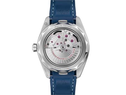 Omega Seamaster Aqua Terra 150M Automatik Edelstahl 43mm blaues Zifferblatt Kautschukband – Herrenuhren Uhr mit Datum aus Edelstahl. Das Gehäuse ist rund und silber. Das Kautschuk / Kunststoff / Silikon Armband ist blau. Das Zifferblatt ist ein Index in blau. – Ansicht 2
