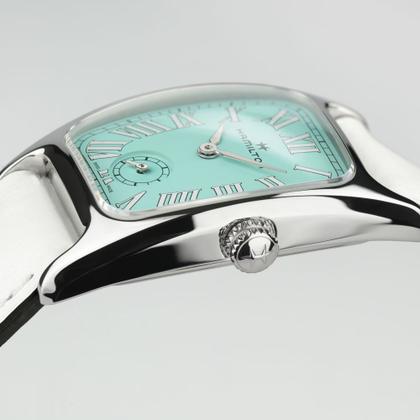 Hamilton American Classic Boulton Small Second M Quarz Edelstahl türkises Zifferblatt weißes Lederband – Herrenuhren Uhr ohne Datum aus Edelstahl und Leder. Das Gehäuse ist rechteckig und silber. Das Lederarmband ist weiß. Das Zifferblatt ist römisch und türkis. – Ansicht 4