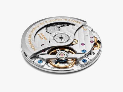 Nomos Glashütte Minimatik neomatik 35 Nachtblau Automatik Edelstahl 35mm blaues Zifferblatt schwarzes Lederband – Herrenuhren Uhr ohne Datum aus Edelstahl. Das Gehäuse ist rund und silber. Das Lederarmband ist schwarz. Das Zifferblatt ist arabisch Index und blau. – Ansicht 5
