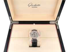 Glashütte Original Senator Mondphase Skelettierte Edition Handaufzug Rotgold 42mm skelettiertes Zifferblatt schwarzes Lederband Limited Edition 1-49-13-15-15-04 Full Set, Service 2025 mit Garantie, Occasion – Herrenuhren Uhr ohne Datum aus 750 Rotgold. Das Gehäuse ist rund und rotgold. Das Lederarmband Kroko / Alligator ist schwarz. Das Zifferblatt ist römisch Index und silber. – Ansicht 6