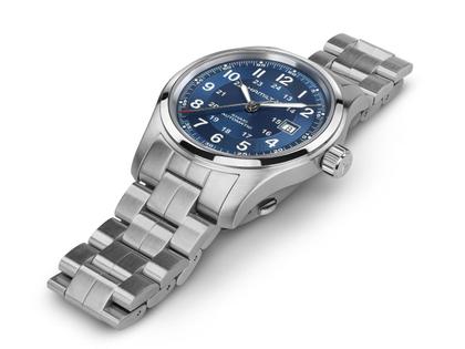 Hamilton Khaki Field Automatik Edelstahl 42mm blaues Zifferblatt Metallband – Herrenuhren Uhr ohne Datum aus Edelstahl. Das Gehäuse ist rund und silber. Das Edelstahlarmband ist silber. Das Zifferblatt ist arabisch und blau. – Ansicht 4