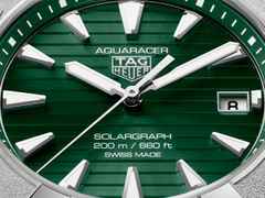 TAG Heuer Aquaracer Professional 200 Solargraph Quarz Edelstahl 40mm grünes Zifferblatt Metallband – Herrenuhren Uhr mit Datum aus Edelstahl. Das Gehäuse ist rund und silber. Das Edelstahlarmband ist silber. Das Zifferblatt ist ein Index in grün. – Ansicht 2