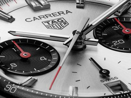 TAG Heuer Carrera Chronograph Automatik Edelstahl 39mm silberfarbenes Zifferblatt Metallband – Herrenuhren Chronograph aus Edelstahl und Keramik. Das Gehäuse ist rund und silber. Das Edelstahlarmband ist silber. Das Zifferblatt ist ein Index in silber. – Ansicht 5