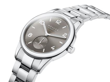 Nomos Glashütte Club Sport neomatik 39 Smoke Automatik Edelstahl graues Zifferblatt Metallband Glasboden – Herrenuhren Uhr ohne Datum aus Edelstahl. Das Gehäuse ist rund und silber. Das Edelstahlarmband ist silber. Das Zifferblatt ist arabisch Index und grau. – Ansicht 2