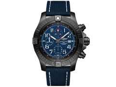 Breitling Super Avenger Chronograph 48 Night Mission Automatik blaues Zifferblatt Militaryband – Herrenuhren Chronograph aus DLC beschichtet und Titan. Das Gehäuse ist rund und schwarz. Das Lederarmband ist blau. Das Zifferblatt ist arabisch und blau.