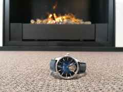 H. Moser & Cie. Pioneer Tourbillon Fumé Mitternachtsblau Limited Edition Automatik Edelstahl 42,8mm blaues Zifferblatt schwarzes Lederband – Herrenuhren Uhr ohne Datum aus Edelstahl. Das Gehäuse ist rund und silber. Das Lederarmband Kroko / Alligator ist schwarz. Das Zifferblatt ist ein Index in blau. – Ansicht 5