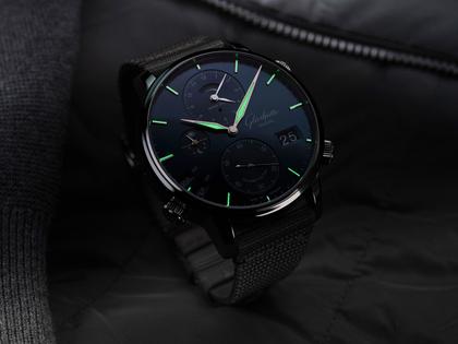 Glashütte Original Senator Cosmopolite Automatik Edelstahl 44mm blaues Zifferblatt blaues Textilband – Herrenuhren Uhr mit Datum aus Edelstahl. Das Gehäuse ist rund und silber. Das Textilarmband ist blau. Das Zifferblatt ist ein Index in blau. – Ansicht 3