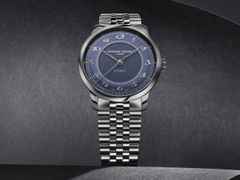 Frederique Constant Classics Premiere Automatik Edelstahl 38,5mm blaues Zifferblatt Metallband – Herrenuhren Uhr ohne Datum aus Edelstahl. Das Gehäuse ist rund und silber. Das Edelstahlarmband ist silber. Das Zifferblatt ist arabisch und blau. – Ansicht 4