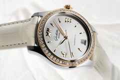 Glashütte Original Lady Serenade Automatik Edelstahl 36mm Perlmutt-Zifferblatt mit Brillanten beiges Lederband – Damenuhren Uhr mit Datum aus 750 Rotgold und Edelstahl. Das Gehäuse ist rund und silber. Das Lederarmband Kroko / Alligator ist weiß. Das Zifferblatt ist römisch Index und weiß. – Ansicht 2