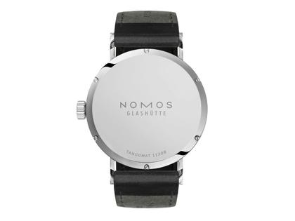 Nomos Glashütte Tangomat Automatik Edelstahl 38mm weißes Zifferblatt schwarzes Lederband Stahlboden – Herrenuhren Uhr ohne Datum aus Edelstahl und Leder. Das Gehäuse ist rund und silber. Das Lederarmband ist schwarz. Das Zifferblatt ist arabisch Index und weiß. – Ansicht 4