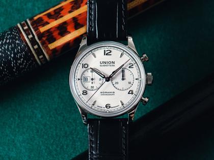 Union Glashütte Noramis Chronograph Automatik Edelstahl 42mm silberfarbenes Zifferblatt schwarzes Lederband – Herrenuhren Chronograph aus Edelstahl. Das Gehäuse ist rund und silber. Das Lederarmband ist schwarz. Das Zifferblatt ist arabisch Index und silber. – Ansicht 3
