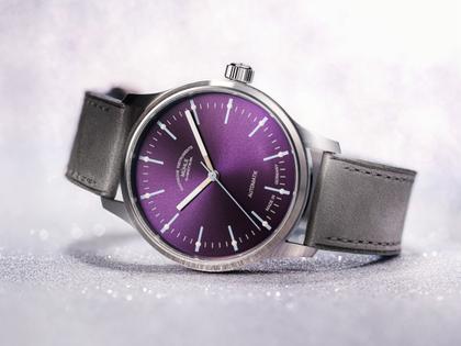 Mühle Glashütte Panova Violett Automatik Edelstahl 40mm graues Lederband – Herrenuhren Uhr ohne Datum aus Edelstahl. Das Gehäuse ist rund und silber. Das Lederarmband ist grau. Das Zifferblatt ist ein Index in lila. – Ansicht 2