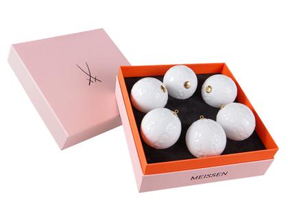 Meissen Geschenk-Set Baumkugeln Reliefsterne weiß – Porzellanwaren Porzellandekoration in weiß und aus Porzellan und vergoldet.