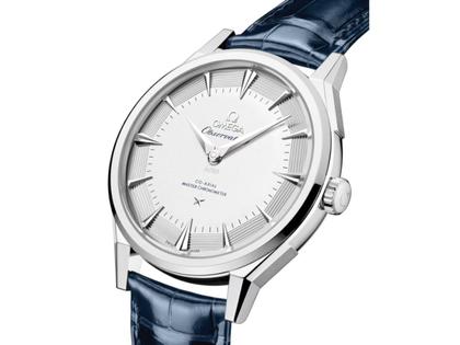 Omega Constellation Observatory Automatik Weißgold 39mm silbernes Zifferblatt blaues Lederband – Herrenuhren Uhr ohne Datum aus 750 Weißgold, Edelstahl und Leder. Das Gehäuse ist rund und silber. Das Lederarmband Kroko / Alligator ist blau. Das Zifferblatt ist ein Index in silber. – Ansicht 2