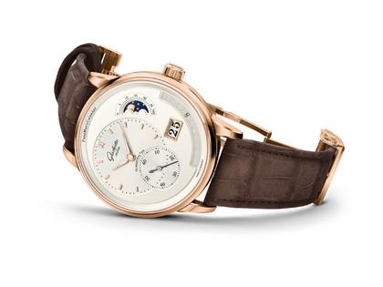 Glashütte Original PanoMaticCalendar Automatik Rotgold 42mm silbernes Zifferblatt braunes Lederband – Herrenuhren Uhr mit Kalender aus 750 Rotgold. Das Gehäuse ist rund und roségold. Das Lederarmband Kroko / Alligator ist braun. Das Zifferblatt ist ein Index in silber. – Ansicht 2