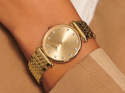 Longines La Grande Classique Quarz Edelstahl Gelbgold-PVD 29mm goldenes Zifferblatt mit Diamanten Metallband – Damenuhren Uhr ohne Datum aus Edelstahl und PVD beschichtet. Das Gehäuse ist rund und roségold. Das vergoldetes Edelstahlarmband ist silber-roségold. Das Zifferblatt ist römisch und schwarz. – Ansicht 6