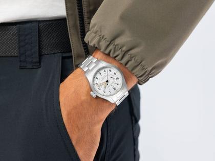 Hamilton Khaki Field Mechanical Power Reserve Handaufzug Edelstahl 40mm weißes Zifferblatt Metallband – Herrenuhren Uhr ohne Datum aus Edelstahl. Das Gehäuse ist rund und silber. Das Edelstahlarmband ist silber. Das Zifferblatt ist arabisch und weiß. – Ansicht 6