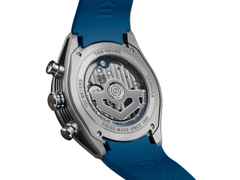 TAG Heuer Carrera Chronograph Extreme Sport Automatik Titan 44mm skelettiertes Zifferblatt blaues Kautschukband – Herrenuhren Chronograph aus Keramik und Titan. Das Gehäuse ist rund und grau. Das Kautschuk / Kunststoff / Silikon Armband ist blau. Das Zifferblatt ist ein Index in blau. – Ansicht 2