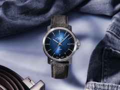 Mühle Glashütte 29er Casual Automatik Edelstahl 42,4mm blaues Zifferblatt braunes Lederband – Herrenuhren Uhr mit Datum aus Edelstahl und Leder. Das Gehäuse ist rund und silber. Das Lederarmband ist blau. Das Zifferblatt ist ein Index in braun. – Ansicht 8
