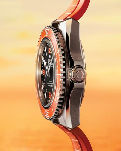 Omega Seamaster Planet Ocean 600M Automatik Edelstahl 42mm schwarzes Zifferblatt orange Keramiklünette oranges Kautschukband – Herrenuhren Uhr ohne Datum aus Edelstahl und Keramik. Das Gehäuse ist rund und silber. Das Kautschuk / Kunststoff / Silikon Armband ist orange. Das Zifferblatt ist arabisch Index und schwarz. – Ansicht 6