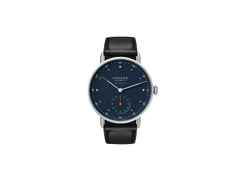 Nomos Glashütte Metro neomatik 35 Nachtblau Automatik Edelstahl 35mm blaues Zifferblatt schwarzes Lederband – Damenuhren Uhr ohne Datum aus Edelstahl. Das Gehäuse ist rund und silber. Das Lederarmband ist schwarz. Das Zifferblatt ist arabisch Index und blau.