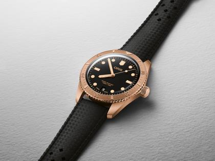 Oris Divers Sixty-Five Cotton Candy Automatik Bronze 38mm schwarzes Zifferblatt schwarzes Kautschukband – Herrenuhren Uhr mit Datum aus Bronze und Kautschuk. Das Gehäuse ist rund und roségold. Das Kautschuk / Kunststoff / Silikon Armband ist schwarz. Das Zifferblatt ist ein Index in schwarz. – Ansicht 2