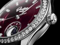Glashütte Original Lady Serenade Luna Purpursamt Automatik Edelstahl 32,5mm violettes Zifferblatt violettes Lederband – Damenuhren Uhr ohne Datum aus 750 Weißgold, Edelstahl und Leder. Das Gehäuse ist rund und silber. Das Lederarmband Kroko / Alligator ist lila. Das Zifferblatt ist ein Index in lila. – Ansicht 4