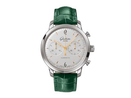 Glashütte Original Sixties Edelstahl silber Chronograph mit grünem Lederband – Herrenuhren Chronograph aus Edelstahl. Das Gehäuse ist rund und silber. Das Lederarmband Kroko / Alligator ist grün. Das Zifferblatt ist ein Index in silber. – Ansicht 2