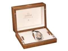 Omega Constellation Observatory Automatik Platin 39mm goldenes Zifferblatt schwarzes Lederband – Herrenuhren Uhr ohne Datum aus 750 Weißgold, 950 Platin, Leder und PVD beschichtet. Das Gehäuse ist rund und silber. Das Lederarmband Kroko / Alligator ist schwarz. Das Zifferblatt ist ein Index in gelbgold. – Ansicht 4