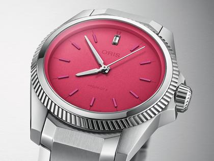 Oris Pro Pilot X Miss Piggy Edition Automatik Edelstahl 34mm pinkes Zifferblatt Metallband – Damenuhren Uhr ohne Datum aus Edelstahl. Das Gehäuse ist rund und silber. Das Edelstahlarmband ist silber. Das Zifferblatt ist ein Index in pink. – Ansicht 2