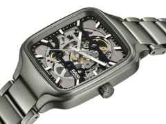 Rado True Square Skeleton Automatik Keramik 38mm skelettiertes Zifferblatt graues Keramikband – Herrenuhren Uhr ohne Datum aus Keramik und Titan. Das Gehäuse ist quadratisch und grau. Das Keramikarmband ist grau. Das Zifferblatt ist skelettiert und grau. – Ansicht 2