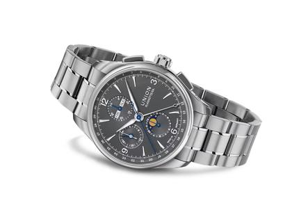 Union Glashütte Belisar Chronograph Mondphase Automatik Edelstahl 42mm graues Zifferblatt Metallband – Herrenuhren Chronograph aus Edelstahl. Das Gehäuse ist rund und silber. Das Edelstahlarmband ist silber. Das Zifferblatt ist arabisch Index und grau. – Ansicht 2