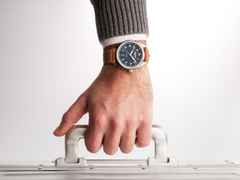 Alpina Startimer Pilot Automatik Edelstahl 40mm blaues Zifferblatt braunes Lederband – Herrenuhren Uhr mit Datum aus Edelstahl und Leder. Das Gehäuse ist rund und silber. Das Lederarmband ist braun. Das Zifferblatt ist arabisch Index und blau. – Ansicht 7