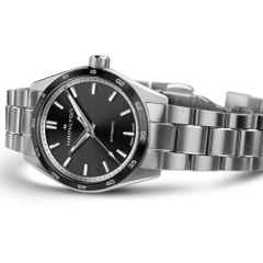 Hamilton Jazzmaster Performer Auto Edelstahl 34mm schwarzes Zifferblatt Metallband – Damenuhren Uhr ohne Datum aus Edelstahl. Das Gehäuse ist rund und silber. Das Edelstahlarmband ist silber. Das Zifferblatt ist ein Index in schwarz. – Ansicht 3